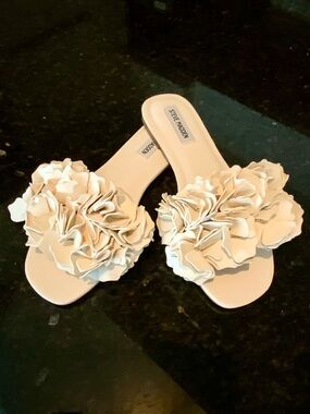Steve Madden Cream Floral Appliqué flat sandals
